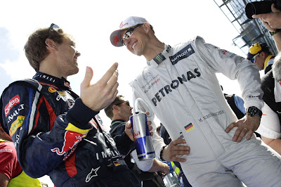 улыбающиеся Себастьян Феттель и Михаэль Шумахер на Гран-при Австралии 2012