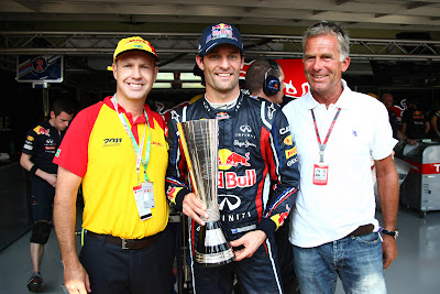 Марк Уэббер получает награду на Гран-при Бразилии 2011 от DHL за самое большое количество быстрейших кругов в сезоне 2011