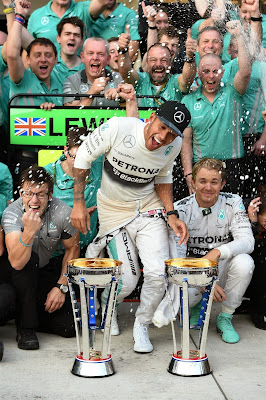 Льюис Хэмилтон и Нико Росберг с механиками Mercedes празднуют победный дубль на Гран-при США 2014