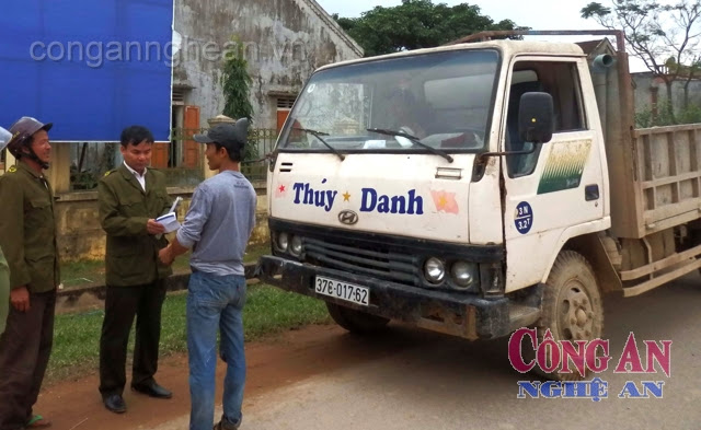 Công an xã Trù Sơn tăng cường kiểm tra, xử lý xe tải vi phạm