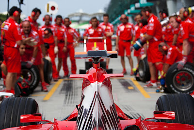 пит-стоп команды Ferrari - вид сзади болида