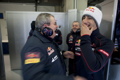 Даниэль Риккардо смеется всесте с Джорджио Асканелли на предсезонных тестах 2012 в Хересе