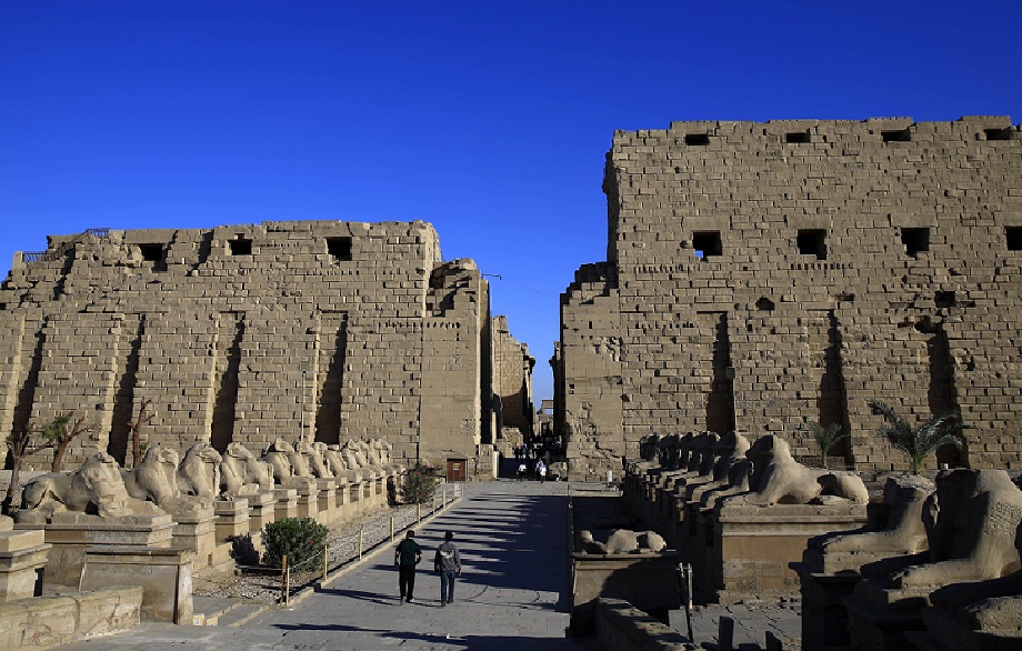 Suicide bomber strikes near temple of Karnak in Luxor Suicide bomber strikes near temple of Karnak in Luxor