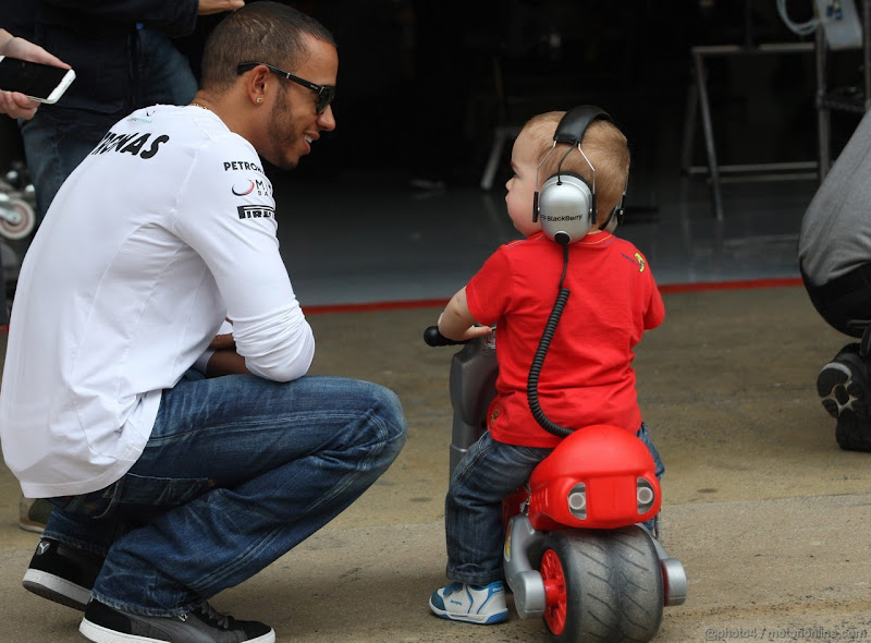 Льюис Хэмилтон и его молодой болельщик на Гран-при Испании 2013