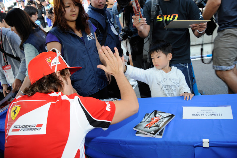 Фернандо Алонсо болельщики автограф-сессия Сузука Гран-при Японии 2011