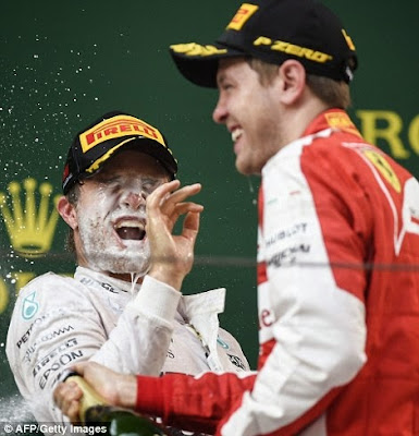 Нико Росберг наслаждается шампанским от Себастьяна Феттеля на подиуме Гран-при Китая 2015