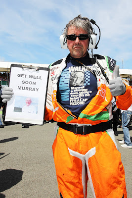 Нил Дики в футболке Retro F1 в поддержку Мюррея Уокера на стартовой решетке Гран-при Великобритании 2013 в Сильверстоуне