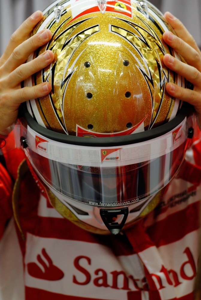 Фернандо Алонсо со шлемом поверх лица на Гран-при Сингапура 2011