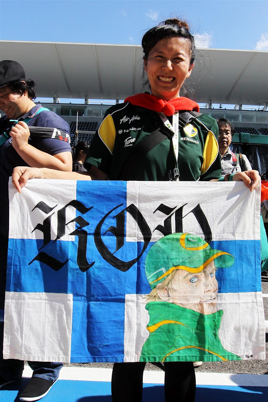 болельщица Хейкки Ковалайнена с флагом на Гран-при Японии 2012