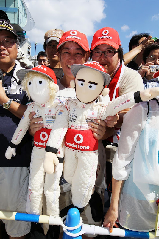 болельщики Дженсона Баттона и Льюиса Хэмилтона с куклами Tooned на Гран-при Японии 2012