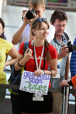 болельщица с пожеланием скорейшего выздоровления для Жюль Бьянки на Гран-при России 2014