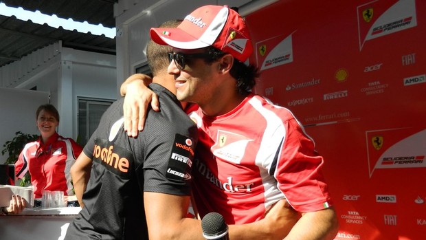 Льюис Хэмилтон и Фелипе Масса обнимаются на Гран-при Бразилии 2011