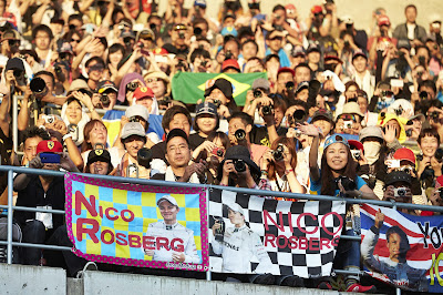баннеры Medusa в поддержку Нико Росберга на трибунах Сузуки на Гран-при Японии 2013