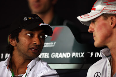 Нараин Картикеян и Михаэль Шумахер лицом к лицу на пресс-конференции в четверг на Гран-при Индии 2011
