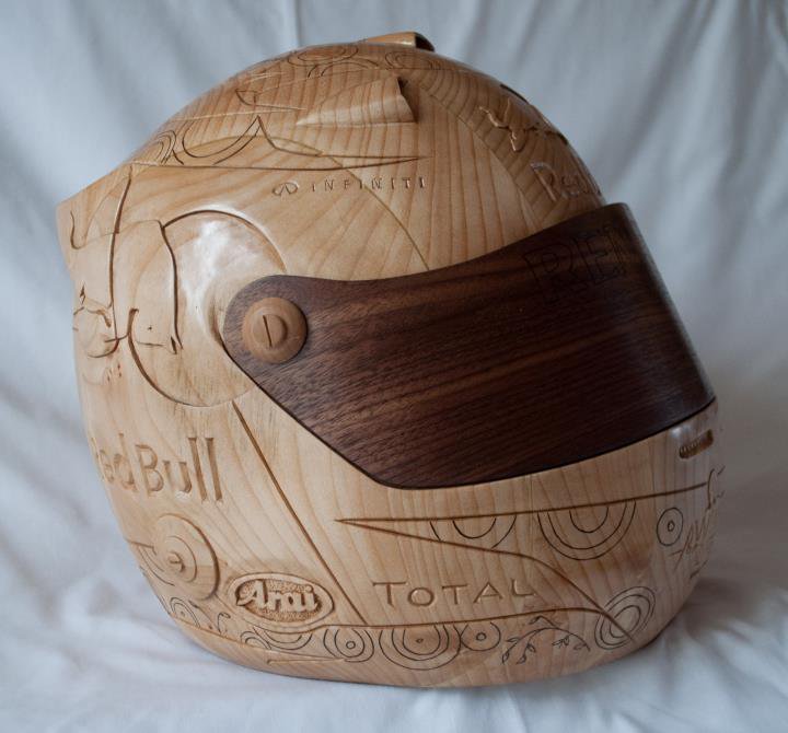 шлем Себастьяна Феттеля из дерева - вид сбоку
