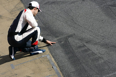 Бруно Сенна трогает асфальт на пит-лейне на предсезонных тестах 2012 в Барселоне 23 февраля 2012