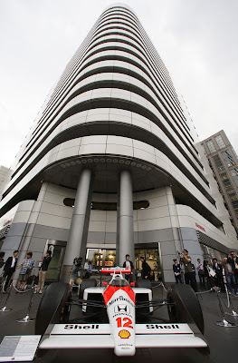 болид McLaren MP4/4 перед штаб-квартирой Honda в Токио 16 мая 2013