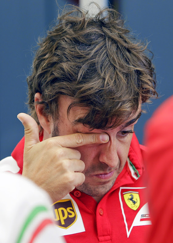 Фернандо Алонсо трет глаз на Гран-при Бахрейна 2014