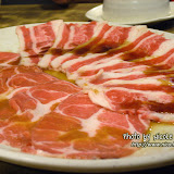 一碟碟的薄嫩鮮肉不停送上。香港人說的任食,台灣人叫「吃到飽」。 一碟碟的薄嫩鮮肉不停送上。香港人說的任食,台灣人叫「吃到飽」。