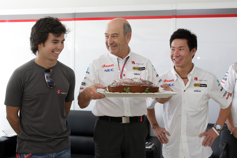 Петер Заубер в окружении Серхио Переса и Камуи Кобаяши с праздничным тортом на Гран-при Кореи 2011