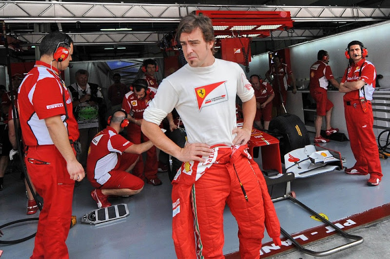 Фернандо Алонсо с механиками у гаража Ferrari на Гран-при Малайзии 2012