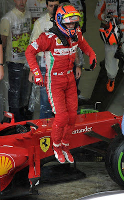 Фелипе Масса спрыгивает со своей Ferrari после финиша на Гран-при Бразилии 2012