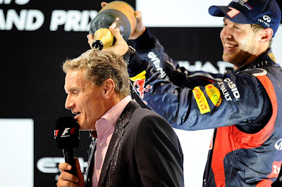 Себастьян Феттель поливает Дэвида Култхарда шампанским на подиуме Гран-при Абу-Даби 2012