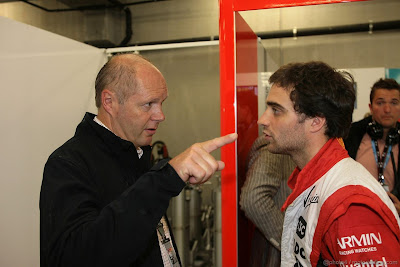 какой-то мужчина тычет пальцем в Жерома Д'Амброзио на Гран-при Бельгии 2011