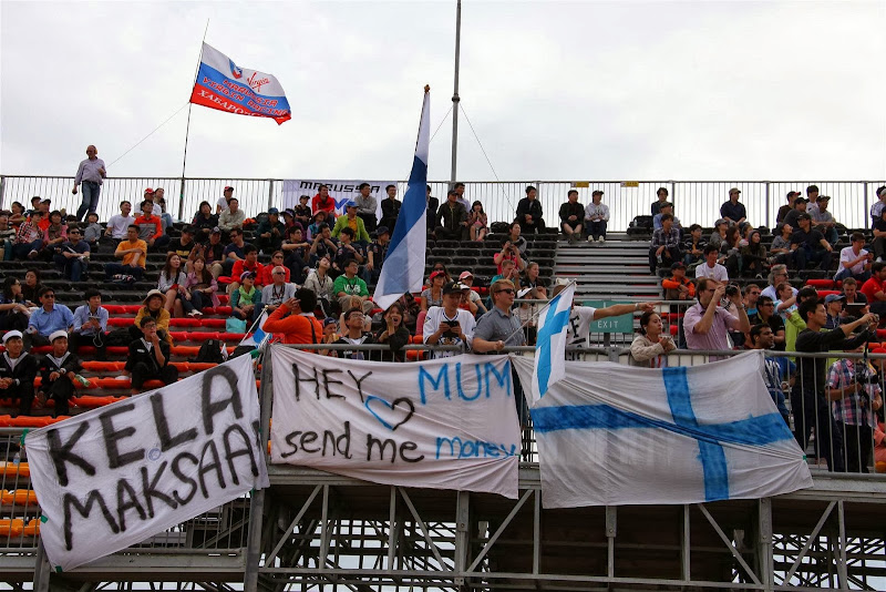 финский болельщик просит прислать деньги - баннер на Гран-при Кореи 2013