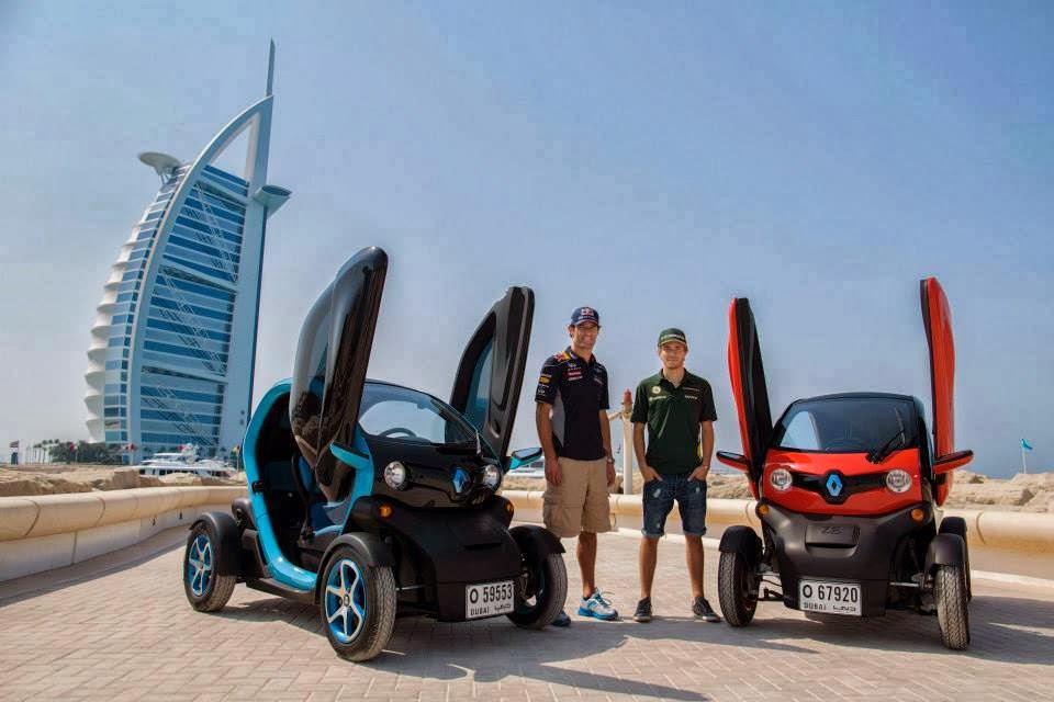 Шарль Пик и Марк Уэббер ездят на Renault Twizys по Дубаи перед Гран-при Абу-Даби 2013