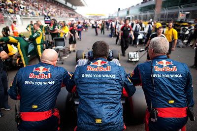 механики Toro Rosso толкают болид по стартовой решетке Йонама на Гран-при Кореи 2012