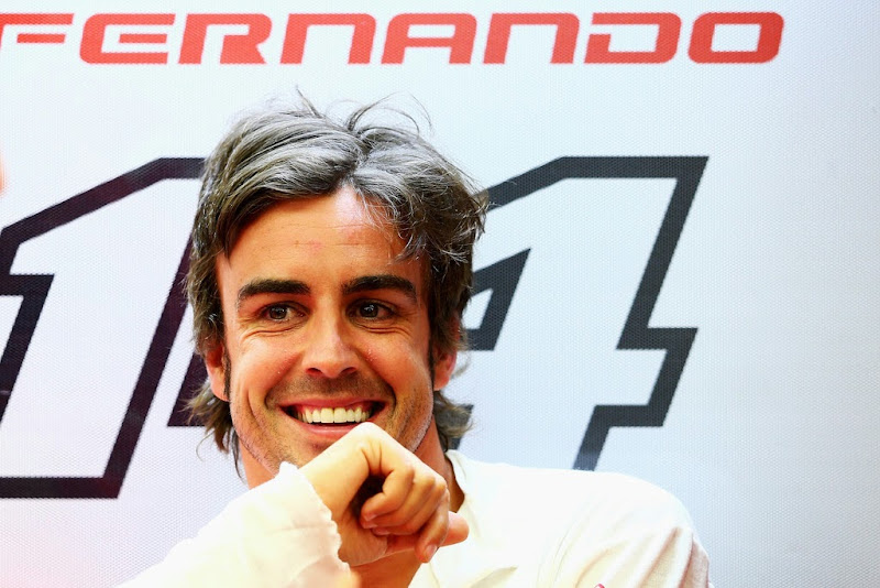 Фернандо Алонсо в гараже Ferrari на Гран-при Бахрейна 2014