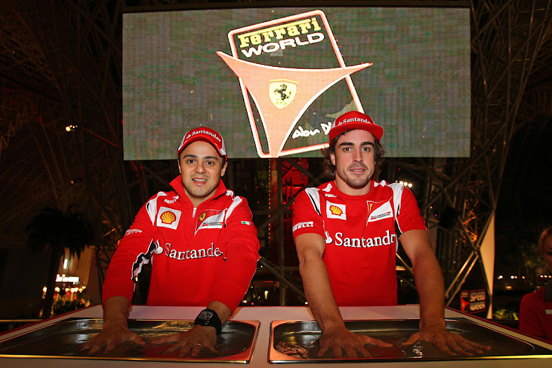 Фелипе Масса и Фернандо Алонсо оставляют отпечатки рук в Ferrari World на Гран-при Абу-Даби 2011
