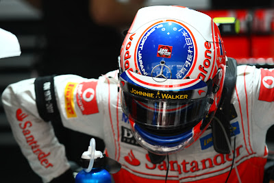 шлем Дженсона Баттона со стрикером Дэна Уэлдона на Гран-при Индии 2011