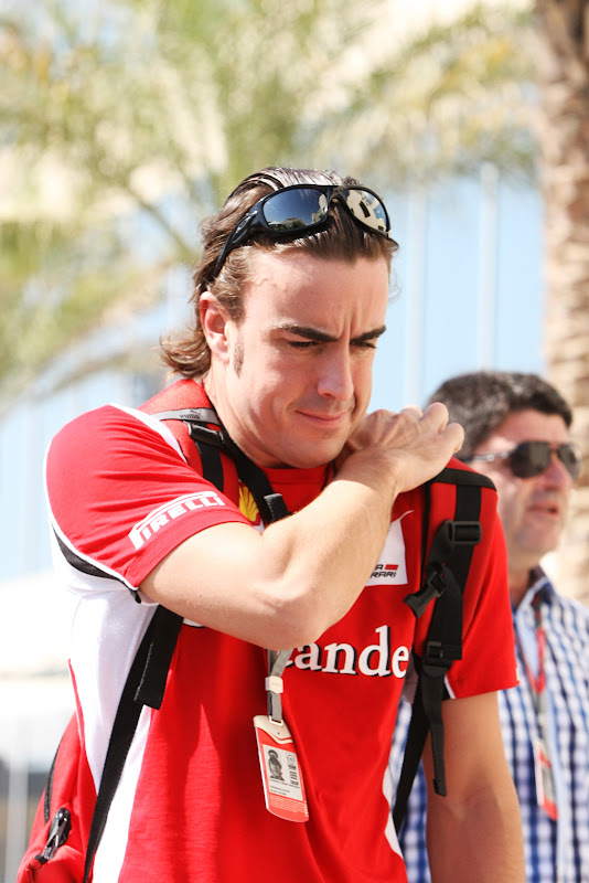 Фернандо Алонсо со смешным лицом чешет спину на Гран-при Абу-Даби 2011