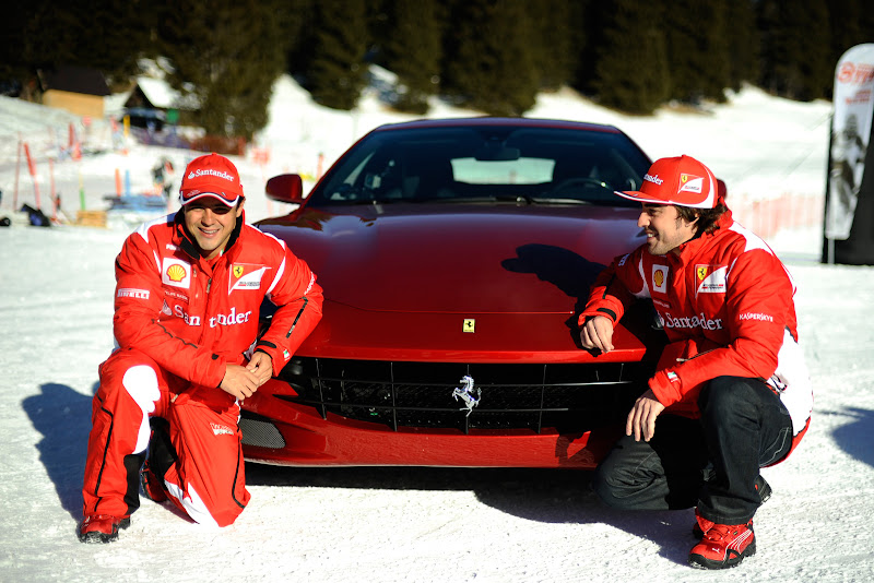 Фелипе Масса и Фернандо Алонсо напротив Ferrari позируют перед фотографами на Wrooom 2012