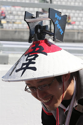 bye Perez - болельщик Sauber в оригинальном головном уборе на Гран-при Японии 2012