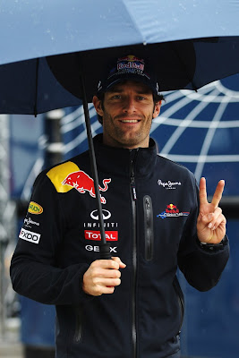 пис Марк Уэббер с зонтиком на Гран-при Венгрии 2011