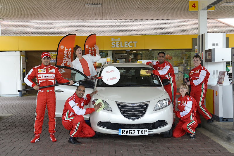 Фелипе Масса проводит пит-стоп на заправке Shell перед Гран-при Великобритании 2013