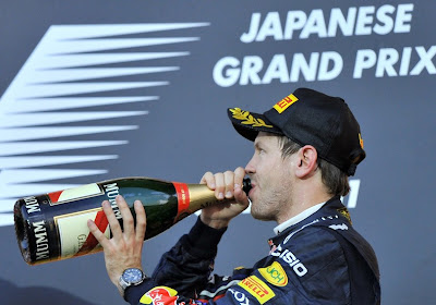 Себастьян Феттель пьёт шампанское не подиуме Гран-при Японии 2011