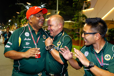 Тони Фернандес и Майк Гаскойн в обнимку - Риад Асмат рядом на Гран-при Сингапура 2011