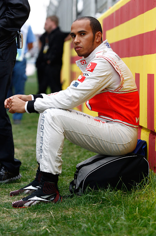 Льюис Хэмилтон сидит у ограждения перед стартом Гран-при Кореи 2011