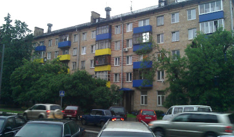 Желто-голубые балконы