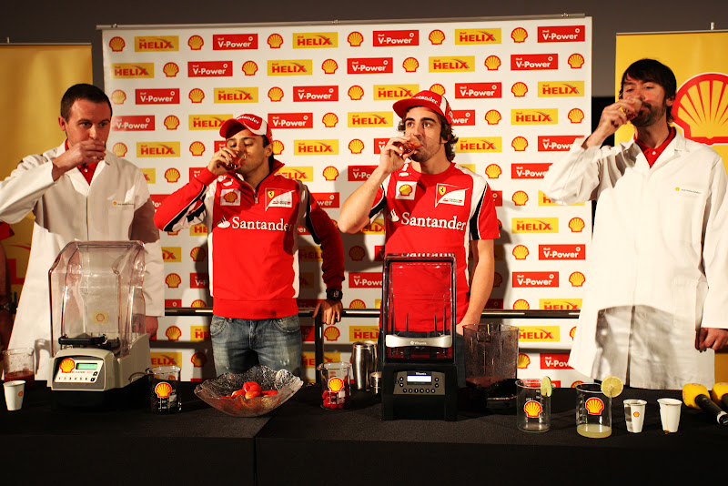 Фелипе Масса и Фернандо Алонсо пьют коктейли на спонсорском мероприятии Shell на Гран-при Абу-Даби 2011