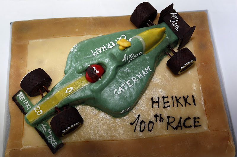 Хейкки Ковалайнен получает торт от Caterham в честь своего 100-ой гонки на Гран-при Германии 2012