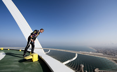 Дэвид Култхард смотрит вниз с вертолетной площадки Бурдж-эль-Араб в Дубае перед Гран-при Абу-Даби 2013