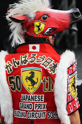 болельщики Ferrari в нарядах воинов на Гран-при Японии 2012
