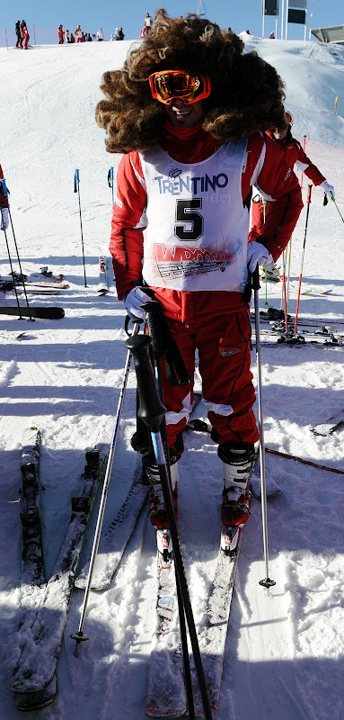 Фернандо Алонсо в пышном парике катается на лыжах на Wrooom 2012