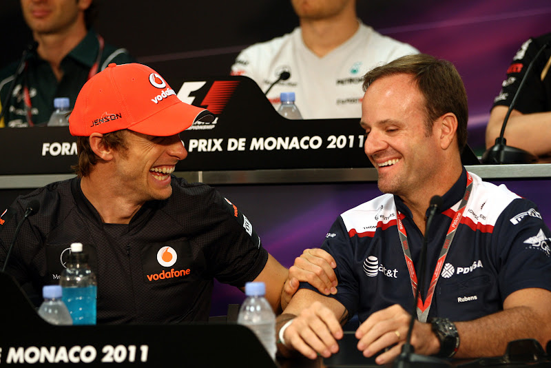 Дженсон Баттон держит за руку Рубенса Баррикелло на пресс-конференции в среду на Гран-при Монако 2011