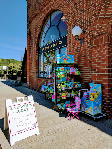 Book Store «Riverwalk Books», reviews and photos, 116 E Woodin Ave, Chelan, WA 98816, USA